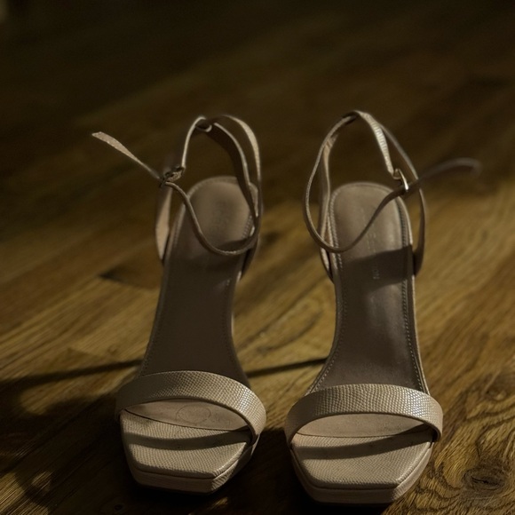 Classic Nude Heels w Square Toe - Picture 3 of 6